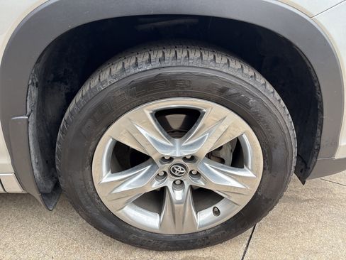 Used 2017 Toyota Highlander Limited image 13