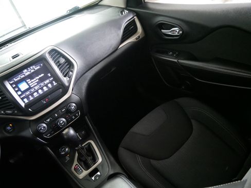 Used 2015 Jeep Cherokee Latitude w/ Comfort/Convenience Group image 11