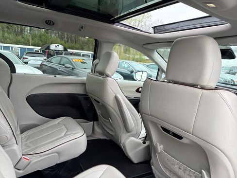 Used 2019 Chrysler Pacifica Limited w/ Tire & Wheel Group image 25