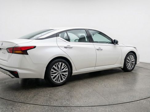 Used 2025 Nissan Altima 2.5 SV image 9
