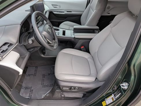 Used 2026 Toyota Sienna XLE FWD image 16