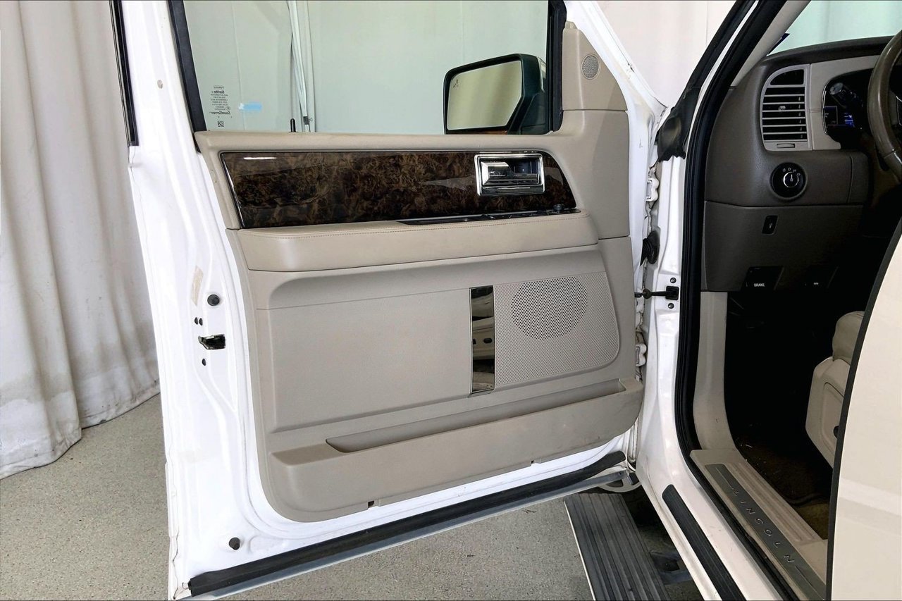 Used 2015 Lincoln Navigator L 2WD image 21
