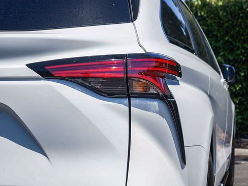 Used 2022 Toyota Sienna XSE w/ XSE Plus Package AWD/4WD image 7