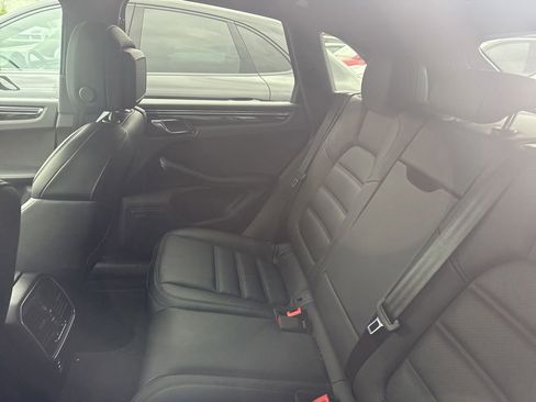 Certified 2026 Porsche Macan AWD/4WD image 8