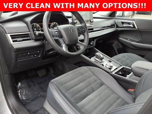 Used 2025 Mitsubishi Outlander SE image 13