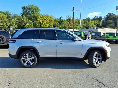New 2025 Jeep Grand Cherokee Limited image 3