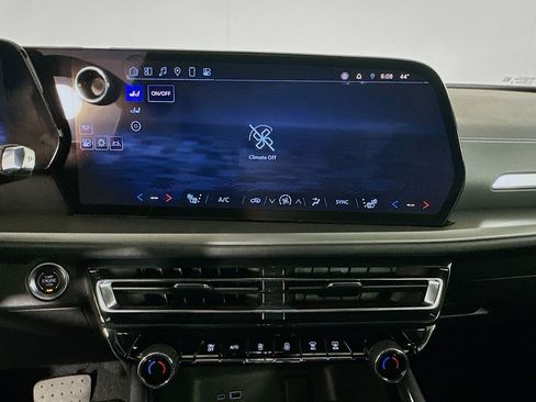 Used 2025 Chevrolet Traverse LT image 24