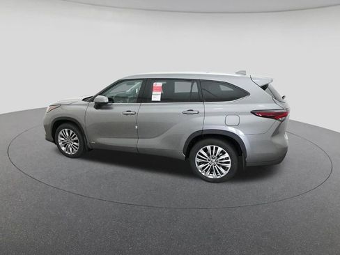 New 2026 Toyota Highlander Platinum image 4