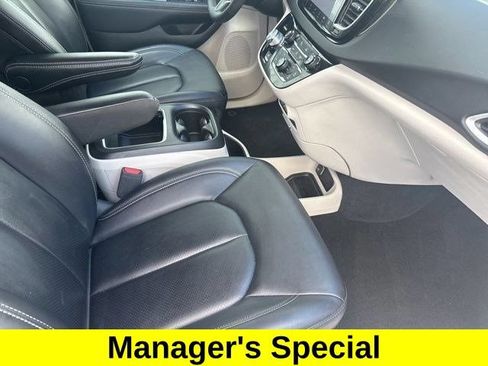 Used 2024 Chrysler Pacifica Touring-L FWD image 37