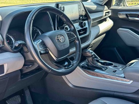Used 2021 Toyota Highlander Limited image 12