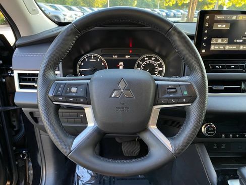 Used 2025 Mitsubishi Outlander SE AWD/4WD image 13