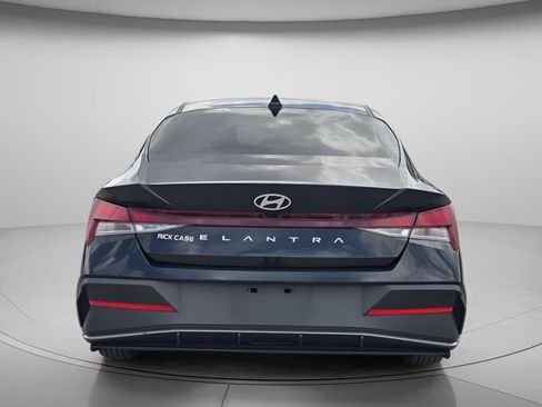 Used 2025 Hyundai Elantra SE FWD image 6