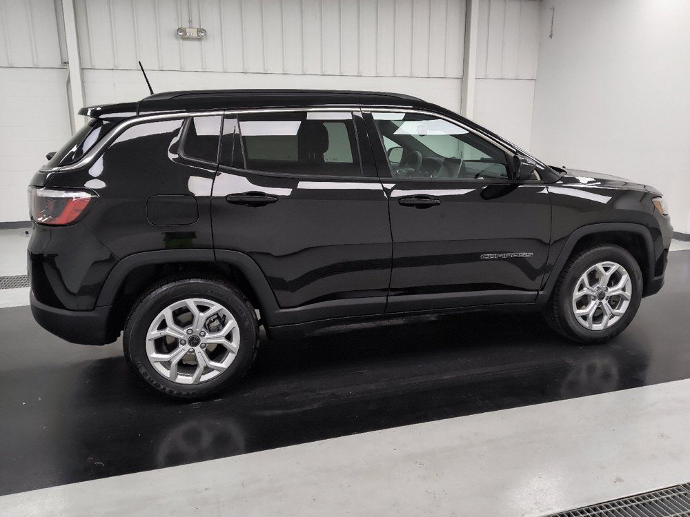 Used 2025 Jeep Compass Latitude AWD/4WD image 10