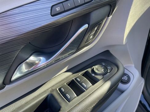 Used 2024 GMC Terrain SLT image 17