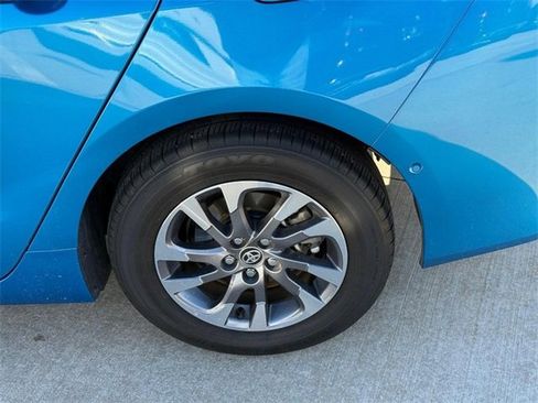 Used 2022 Toyota Prius L Eco image 9