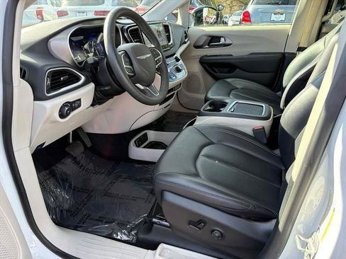 Used 2024 Chrysler Pacifica Touring-L image 15