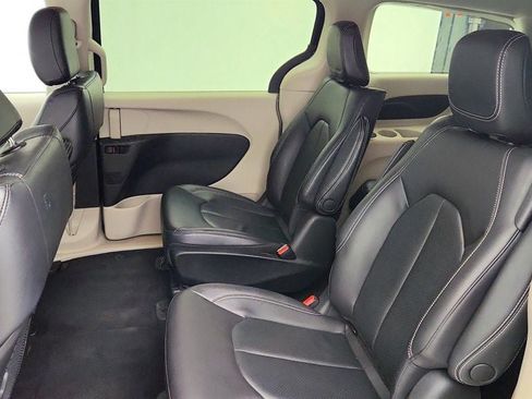 Used 2022 Chrysler Pacifica Touring-L FWD image 19