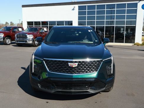 Used 2024 Cadillac XT4 Premium Luxury image 2