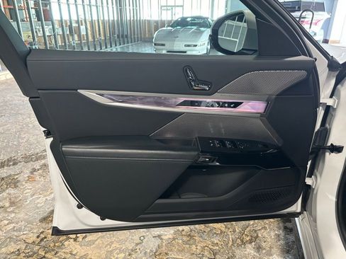 Used 2025 BMW 740i xDrive image 9