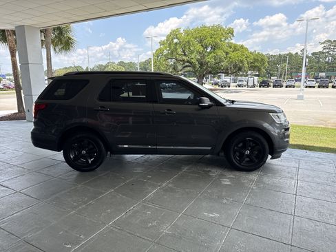 Used 2019 Ford Explorer XLT w/ Equipment Group 202A FWD image 11