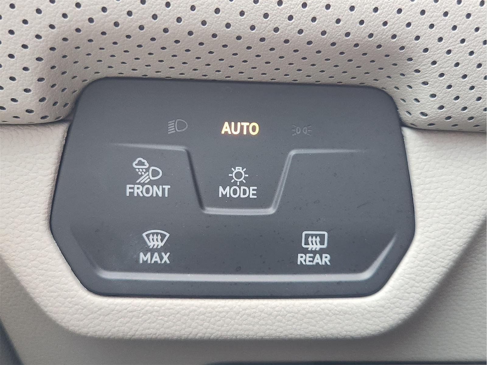 Used 2024 Volkswagen Atlas SE w/ Black Wheel Package FWD image 22