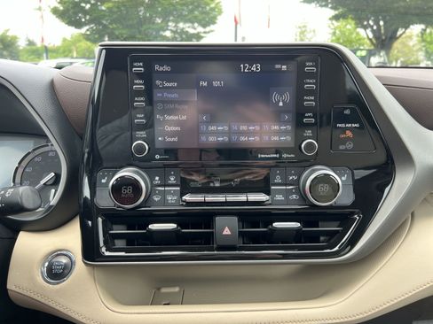 Used 2022 Toyota Highlander XLE AWD/4WD image 18