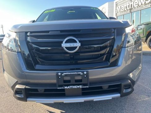 New 2025 Nissan Pathfinder SL w/ Black Appearance Package image 2