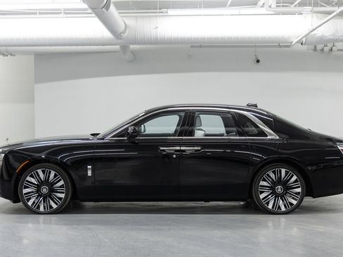 Used 2025 Rolls-Royce Ghost image 3
