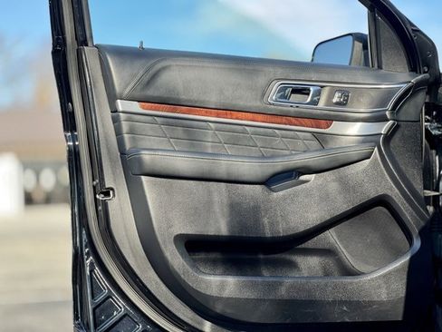 Used 2017 Ford Explorer Platinum image 10