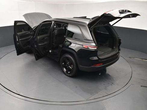 Used 2023 Jeep Grand Cherokee Altitude image 28