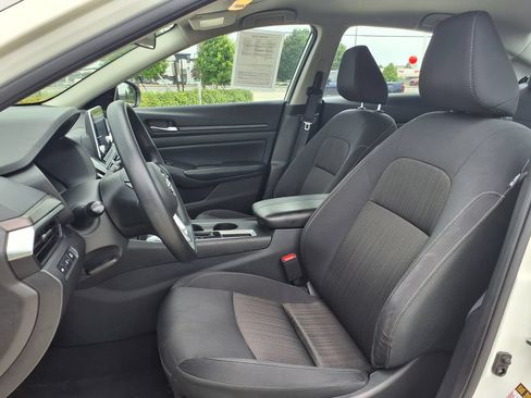Used 2025 Nissan Altima 2.5 SV FWD image 13