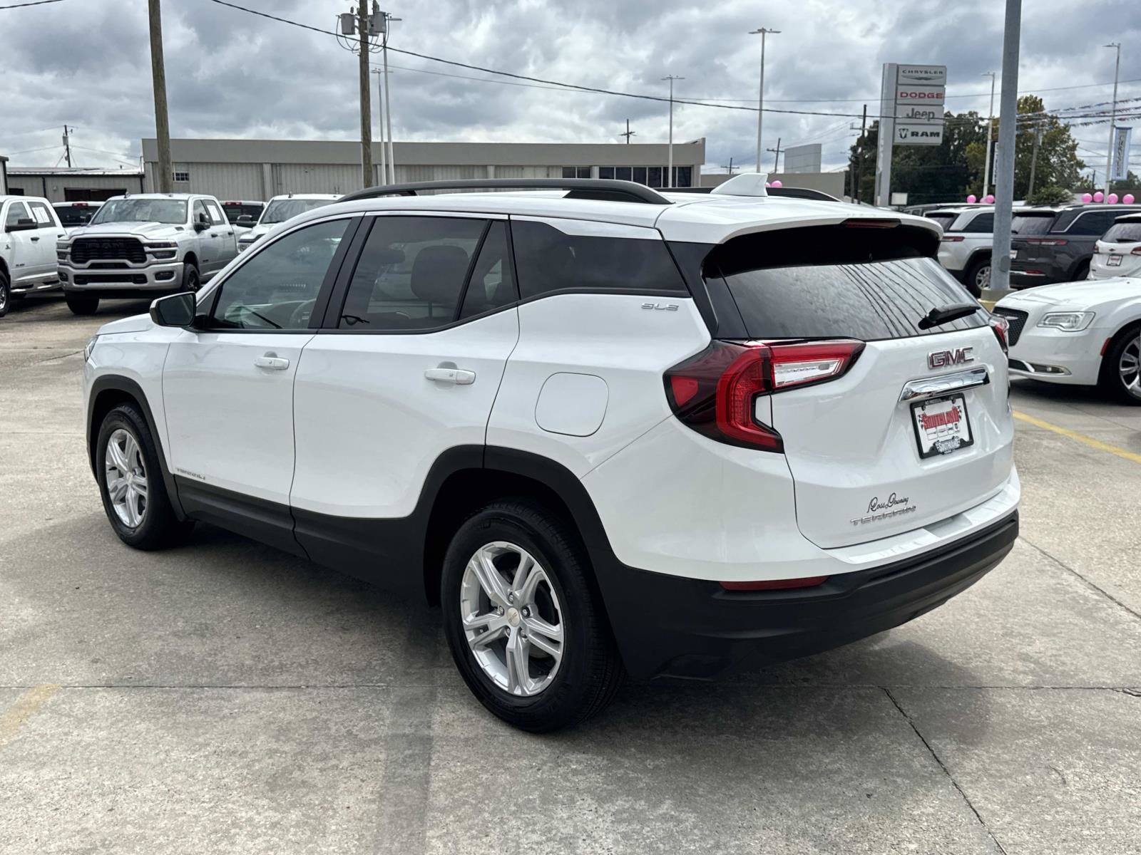 Used 2024 GMC Terrain SLE w/ Driver Convenience Package FWD image 5