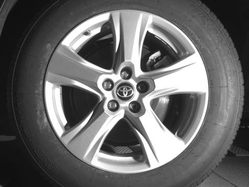 Used 2025 Toyota Highlander LE FWD image 14