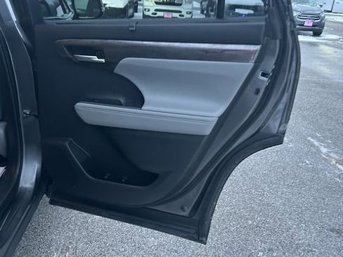 Used 2023 Toyota Highlander Limited image 50