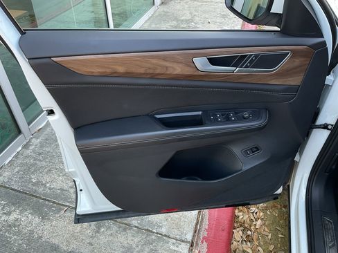 Used 2025 Volkswagen Atlas SE image 13