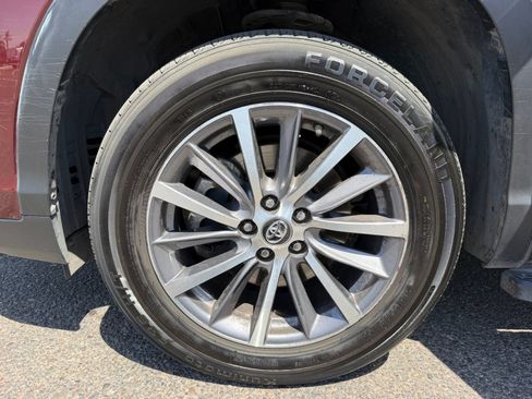 Used 2019 Toyota Highlander XLE FWD image 26