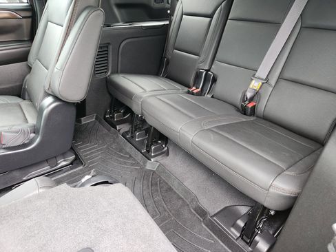 Used 2023 Chevrolet Suburban High Country image 32