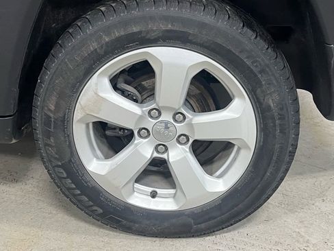 Used 2018 Jeep Compass Latitude w/ Popular Equipment Group image 11