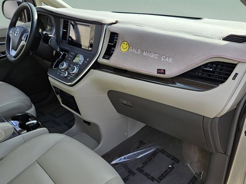 Used 2015 Toyota Sienna XLE image 22