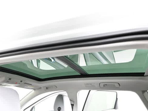 Used 2023 Volkswagen Taos SE w/ Panoramic Sunroof Package FWD image 5