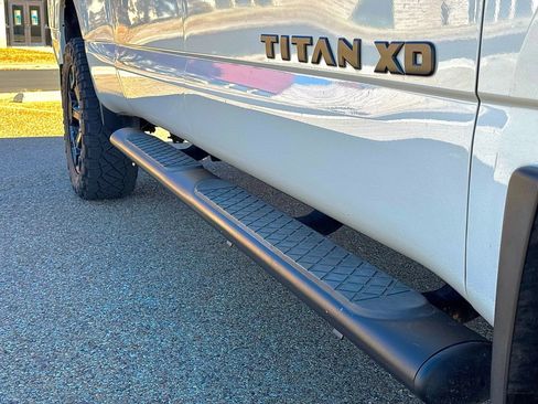 Used 2019 Nissan Titan SV w/ SV Convenience Package image 5