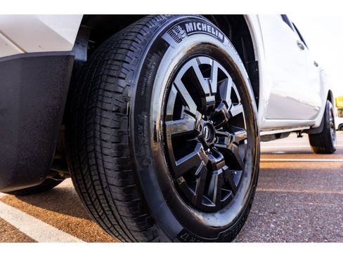 Used 2023 Nissan Frontier SV image 9