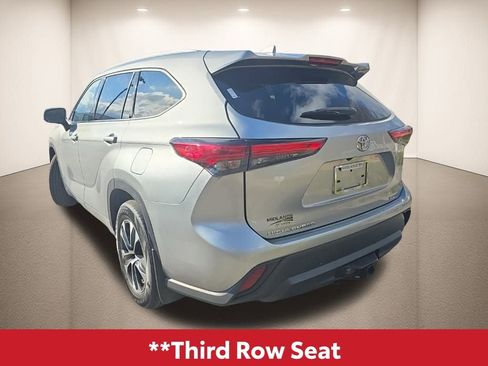 Used 2022 Toyota Highlander XLE image 5