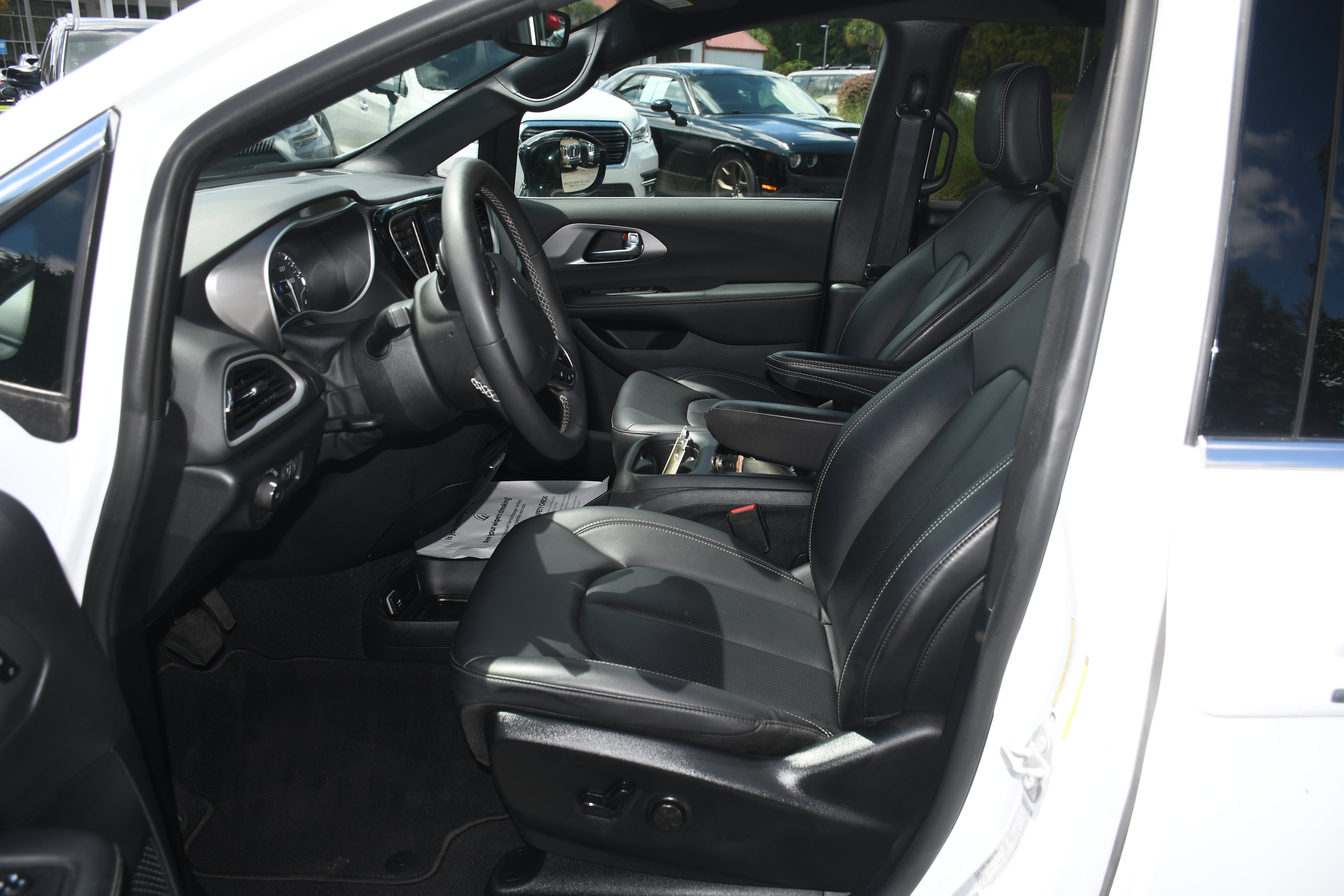 Used 2025 Chrysler Pacifica Select FWD image 7