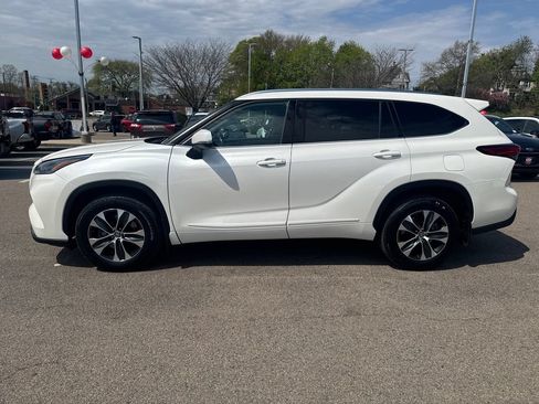 Used 2021 Toyota Highlander XLE AWD/4WD image 4