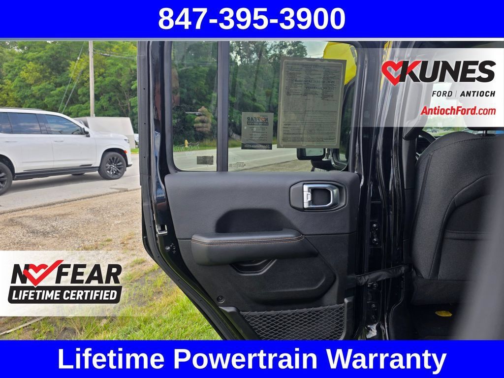 Used 2025 Jeep Wrangler Unlimited Sahara AWD/4WD image 26