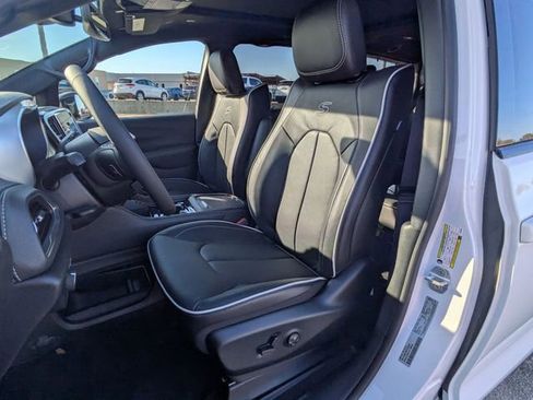 New 2026 Chrysler Pacifica Limited w/ Uconnect Theater Family Group image 12