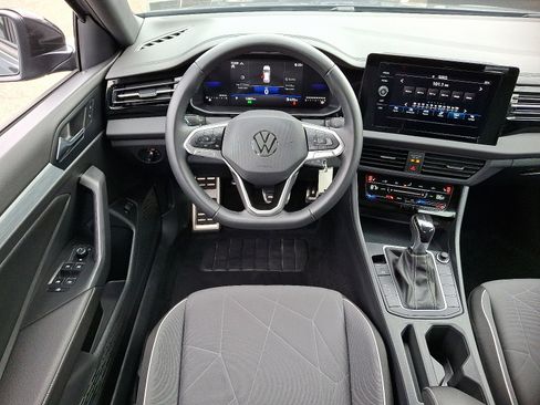 Used 2025 Volkswagen Jetta Sport image 12