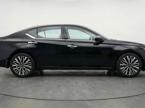 Used 2025 Nissan Altima 2.5 SV image 11
