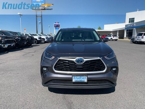 Used 2021 Toyota Highlander LE AWD/4WD image 2